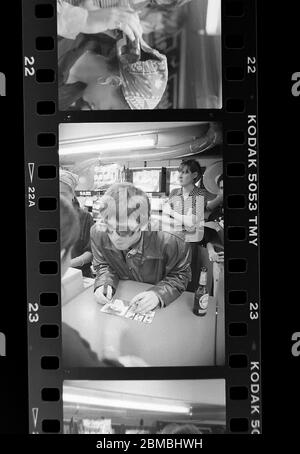 Signature du record oasis à la Virgin Megastore, Oxford Street, Londres avant la sortie de certainement peut-être. 29 août 1994 photographié par James Boardman. Banque D'Images