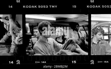 Signature du record oasis à la Virgin Megastore, Oxford Street, Londres avant la sortie de certainement peut-être. 29 août 1994 photographié par James Boardman. Banque D'Images