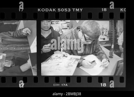 Signature du record oasis à la Virgin Megastore, Oxford Street, Londres avant la sortie de certainement peut-être. 29 août 1994 photographié par James Boardman. Banque D'Images