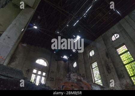 un dernier parc et des trains abandonnés sur le paysage vert Banque D'Images