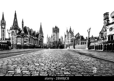 Gand, Belgique : Noir et blanc d'horizon de sites touristiques de la ville vu de St Michael's Bridge en faible lumière au lever du soleil. Pas de personnes Banque D'Images
