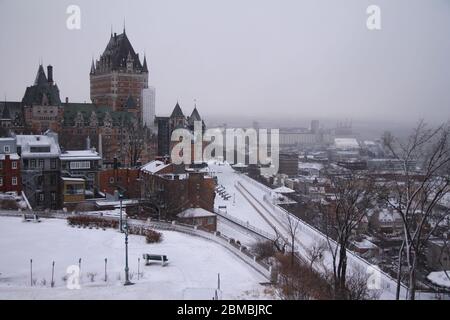 Château Frontenac et Québec sous la neige blanche Banque D'Images