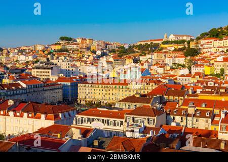 Panorama de la vieille ville au coucher du soleil vue de Santa Justa Lift à Lisbonne, Portugal Banque D'Images