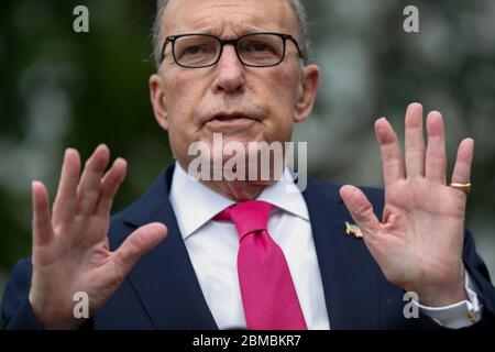 Le directeur du Conseil économique national Larry Kudlow répond aux questions des médias à la suite d'une série d'interviews télévisées à l'extérieur de l'aile ouest de la Maison Blanche à Washington, DC, USA, 08 mai 2020. Le Bureau des statistiques du travail a signalé que l'économie américaine a perdu 20.5 millions d'emplois en avril.Credit: Shawn Thew / Pool via CNP /MediaPunch Banque D'Images