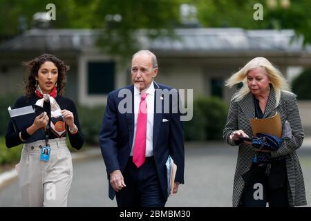 Washington, DC, États-Unis. 08e mai 2020. Le directeur du Conseil économique national Larry Kudlow répond aux questions des médias à la suite d'une série d'interviews télévisées à l'extérieur de l'aile ouest de la Maison Blanche à Washington, DC, USA, 08 mai 2020. Le Bureau des statistiques du travail a rapporté que l'économie américaine a perdu 20.5 millions d'emplois en avril.Credit: Shawn thew/Pool via CNP | usage dans le monde crédit: dpa/Alay Live News Banque D'Images