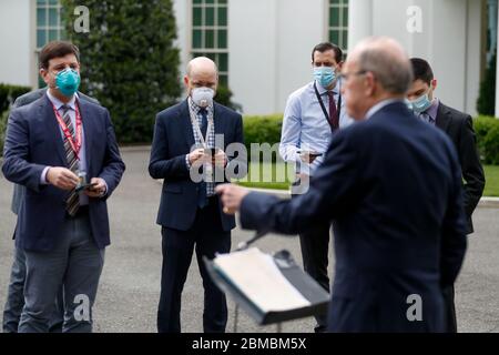 Le directeur du Conseil économique national Larry Kudlow répond aux questions des médias à la suite d'une série d'interviews télévisées à l'extérieur de l'aile ouest de la Maison Blanche à Washington, DC, USA, 08 mai 2020. Le Bureau des statistiques du travail a signalé que l'économie américaine a perdu 20.5 millions d'emplois en avril.Credit: Shawn Thew/Pool via CNP /MediaPunch Banque D'Images