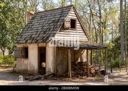 Chalet dans les séquoias de Géorgie avec une pile de bois à l'extérieur. Banque D'Images