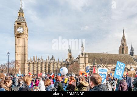 Des manifestants participent à une manifestation d'urgence du NHS « Fix it Now » demandant la fin de la crise de financement au sein du Service de santé Banque D'Images