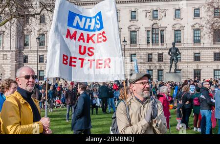 Des manifestants participent à une manifestation d'urgence du NHS « Fix it Now » demandant la fin de la crise de financement au sein du Service de santé Banque D'Images