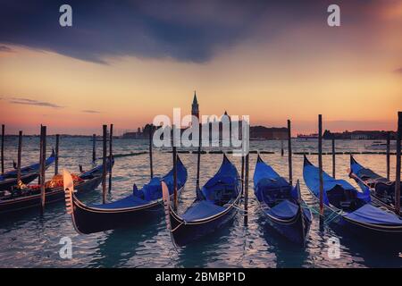 Les gondoles se sont attachées au coucher du soleil avec San Giorgio Maggiore au loin, Venise, Italie Banque D'Images