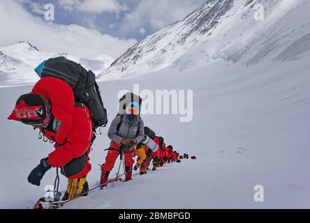 (200508) -- CAMP DE BASE DU MONT QOMOLANGMA, 8 mai 2020 (Xinhua) -- les guides de montagne transportent des fournitures, y compris de l'oxygène et du carburant, vers un camp à l'altitude de 7,028 mètres, au mont Qomolangma, dans la région autonome du Tibet, au sud-ouest de la Chine, le 8 mai 2020. Les arpenteurs chinois qui ont pour objectif de mesurer à nouveau la hauteur du mont Qomolangma se sont reposés et ont préparé le matériel vendredi au camp d'avance d'une altitude de 6,500 mètres, tandis que les guides de montagne ont prévu de transporter des fournitures jusqu'à un camp à une altitude de 7,028 mètres. Crédit: Xinhua/Alay Live News Banque D'Images