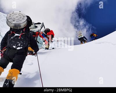 (200508) -- CAMP DE BASE DU MONT QOMOLANGMA, 8 mai 2020 (Xinhua) -- les guides de montagne transportent des fournitures, y compris de l'oxygène et du carburant, vers un camp à l'altitude de 7,028 mètres, au mont Qomolangma, dans la région autonome du Tibet, au sud-ouest de la Chine, le 8 mai 2020. Les arpenteurs chinois qui ont pour objectif de mesurer à nouveau la hauteur du mont Qomolangma se sont reposés et ont préparé le matériel vendredi au camp d'avance d'une altitude de 6,500 mètres, tandis que les guides de montagne ont prévu de transporter des fournitures jusqu'à un camp à une altitude de 7,028 mètres. Crédit: Xinhua/Alay Live News Banque D'Images