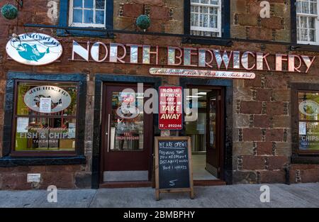 North Berwick, East Lothian, Écosse, Royaume-Uni. 8 mai 2020. Verrouillage : tous les autres magasins à emporter de la célèbre ville balnéaire sont fermés, mais le North Berwick Fry est ouvert pour les entreprises vendant des poissons et des frites avec un avertissement de tableau noir à l'extérieur pour maintenir la distance sociale et se laver les mains Banque D'Images