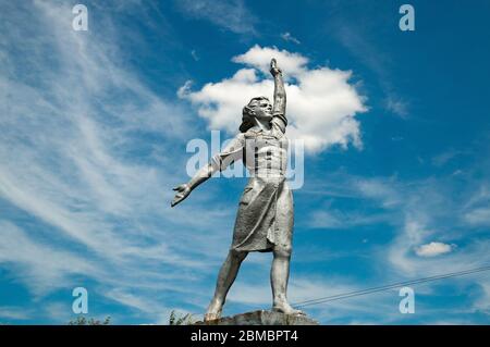 Silhouette de la statue de la femme soviétique avec ciel bleu et nuage blanc sur fond Banque D'Images