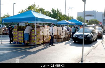 Hialeah Gardens, États-Unis. 08e mai 2020. Les véhicules sont destinés à une distribution de nourriture au drive-in parrainée par l'école intermédiaire et secondaire Master Academy Charter pour aider à nourrir les résidents des jardins Hialeah lors de la pandémie COVID-19 en Floride le vendredi 8 mai 2020. La distribution aux 500 premières voitures a commencé à 8 h et à 8 h 30, près de 240 voitures avaient été entretenues. Photo de Gary I Rothstein/UPI crédit: UPI/Alay Live News Banque D'Images