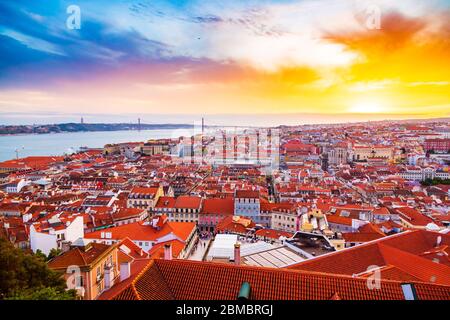 Magnifique panorama de la vieille ville et du quartier de Baixa dans la ville de Lisbonne au coucher du soleil, vu de la colline du château de Sao Jorge, Portugal Banque D'Images