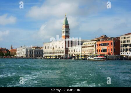 Vue sur Venise avec la tour de la cloche de St Marc et le palais de Doge vu du canal Giudecca Banque D'Images