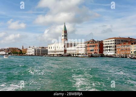 Vue sur Venise avec la tour de la cloche de St Marc et le palais de Doge vu du canal Giudecca Banque D'Images