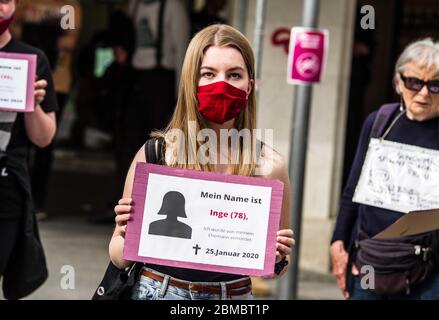 Munich, Bavière, Allemagne. 8 mai 2020. Manifestant sous la bannière de Gewalt an Frauen Hat System (violence contre les femmes a un système), des manifestants de Frauenstreik, offenes Frauentreffen, et le Sara kurdischer Frauenrat se sont réunis à Stachus à Munich pour manifester contre le féminicide. Au cours de la démonstration, le groupe a lu les noms et les situations de certaines des victimes de violence familiale et de meurtres de conjoints et a expliqué comment le coronavirus enfermer les victimes emprisonnées avec leurs agresseurs et leurs tueurs éventuels. Crédit : ZUMA Press, Inc./Alay Live News Banque D'Images