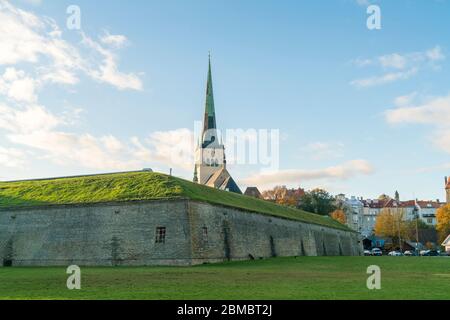 Fortification du mur de la vieille ville avec l'église de Saint OLAF 'Oleviste kogudus' Banque D'Images