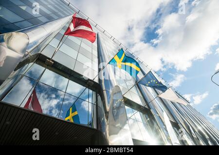 Façade moderne avec drapeau scandinave et européen Banque D'Images