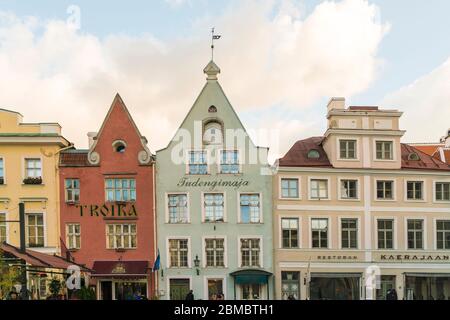 Bâtiments colorés sur la place historique de l'hôtel de ville Tallinn, Raekoja plats Banque D'Images