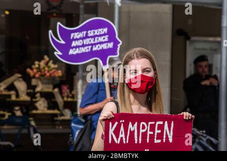 Munich, Bavière, Allemagne. 8 mai 2020. Manifestant sous la bannière de Gewalt an Frauen Hat System (violence contre les femmes a un système), des manifestants de Frauenstreik, offenes Frauentreffen, et le Sara kurdischer Frauenrat se sont réunis à Stachus à Munich pour manifester contre le féminicide. Au cours de la démonstration, le groupe a lu les noms et les situations de certaines des victimes de violence familiale et de meurtres de conjoints et a expliqué comment le coronavirus enfermer les victimes emprisonnées avec leurs agresseurs et leurs tueurs éventuels. Crédit : ZUMA Press, Inc./Alay Live News Banque D'Images