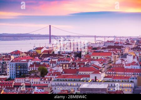 Pont de 25 d'Abril au coucher du soleil vu du château de Sao Jorge dans la ville de Lisbonne, Portugal Banque D'Images