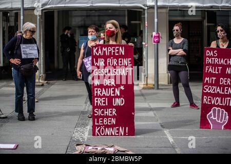 Munich, Bavière, Allemagne. 8 mai 2020. Manifestant sous la bannière de Gewalt an Frauen Hat System (violence contre les femmes a un système), des manifestants de Frauenstreik, offenes Frauentreffen, et le Sara kurdischer Frauenrat se sont réunis à Stachus à Munich pour manifester contre le féminicide. Au cours de la démonstration, le groupe a lu les noms et les situations de certaines des victimes de violence familiale et de meurtres de conjoints et a expliqué comment le coronavirus enfermer les victimes emprisonnées avec leurs agresseurs et leurs tueurs éventuels. Crédit : ZUMA Press, Inc./Alay Live News Banque D'Images