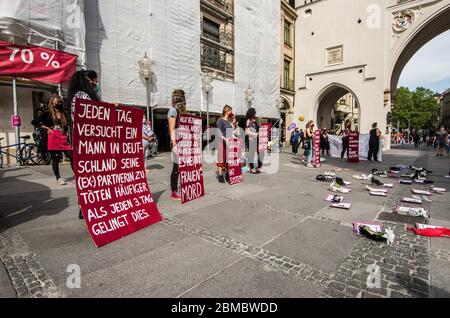 Munich, Bavière, Allemagne. 8 mai 2020. Manifestant sous la bannière de Gewalt an Frauen Hat System (violence contre les femmes a un système), des manifestants de Frauenstreik, offenes Frauentreffen, et le Sara kurdischer Frauenrat se sont réunis à Stachus à Munich pour manifester contre le féminicide. Au cours de la démonstration, le groupe a lu les noms et les situations de certaines des victimes de violence familiale et de meurtres de conjoints et a expliqué comment le coronavirus enfermer les victimes emprisonnées avec leurs agresseurs et leurs tueurs éventuels. Crédit : ZUMA Press, Inc./Alay Live News Banque D'Images