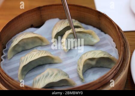 Wontons à la vapeur servis dans un panier en bambou dans le restaurant DIN Tai Fung du Mall of the Emirates à Dubaï, Émirats Arabes Unis, décembre 2019. Sain, délicieux et frais Banque D'Images