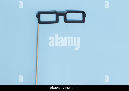 Lunettes en papier sur fond bleu, bleu de novembre, santé des hommes Movember et concept de la fête des pères Hipster avec place pour votre texte Banque D'Images