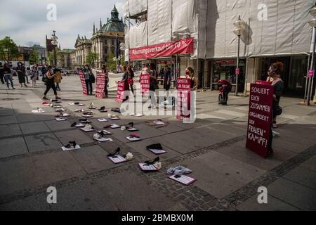 Munich, Bavière, Allemagne. 8 mai 2020. Manifestant sous la bannière de Gewalt an Frauen Hat System (violence contre les femmes a un système), des manifestants de Frauenstreik, offenes Frauentreffen, et le Sara kurdischer Frauenrat se sont réunis à Stachus à Munich pour manifester contre le féminicide. Au cours de la démonstration, le groupe a lu les noms et les situations de certaines des victimes de violence familiale et de meurtres de conjoints et a expliqué comment le coronavirus enfermer les victimes emprisonnées avec leurs agresseurs et leurs tueurs éventuels. Crédit : ZUMA Press, Inc./Alay Live News Banque D'Images