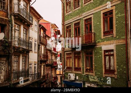 Maisons anciennes typiques avec décoration azulejos à Porto, Portugal Banque D'Images