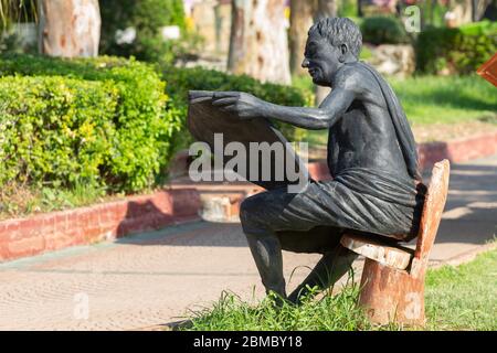 Kemer, Turquie - 21 juin 2018:Statue d'un homme lisant un journal sur la promenade de Kemer, Turquie Banque D'Images