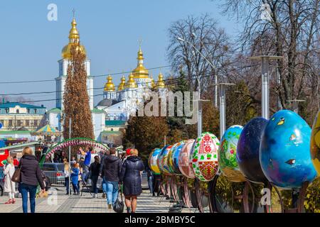 Kiev Ukraine - 4 avril 2018 : Festival ukrainien de Pâques de l'art populaire pour colorer les oeufs de Pâques sur le fond du monastère Saint Michel de Kiev Banque D'Images