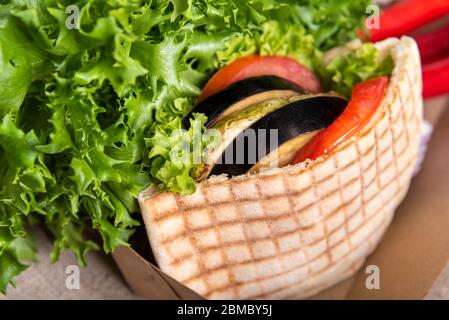 Kebab de doner pita végétalien avec salade verte, tomate grillée, plante aux œufs, courgettes. Cuisine de rue. Restauration rapide. Un kebab Banque D'Images