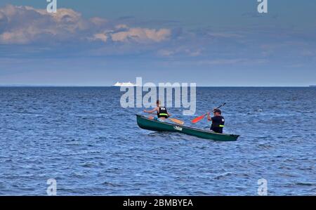 Portobello, Édimbourg, Écosse, Royaume-Uni. 8 mai 2020. Gordon et Lindsay avaient assez de place dans leur bateau à rames à distance sociale, mais ils sont du même ménage. Banque D'Images