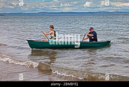 Portobello, Édimbourg, Écosse, Royaume-Uni. 8 mai 2020. Gordon et Lindsay avaient assez de place dans leur bateau à rames à distance sociale, mais ils sont du même ménage. Banque D'Images