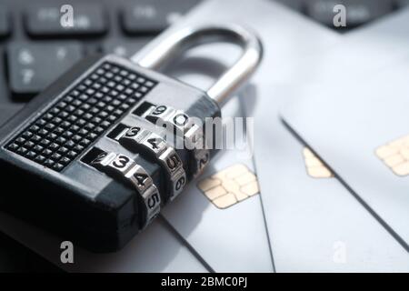 Cadenas et cartes de crédit sur ordinateur portable. Concept de sécurité des informations sur la confidentialité des données Internet Banque D'Images