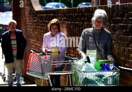 Les acheteurs attendent en file d'attente pour entrer dans le supermarché pendant les mesures de distanciation sociale introduites en raison de la pandémie du coronavirus (COVID-19), Haslemere, Royaume-Uni. Banque D'Images