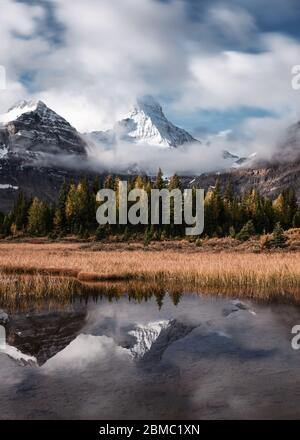 Mont Assiniboine avec réflexion forestière d'automne sur le lac Magog au parc provincial, Canada Banque D'Images