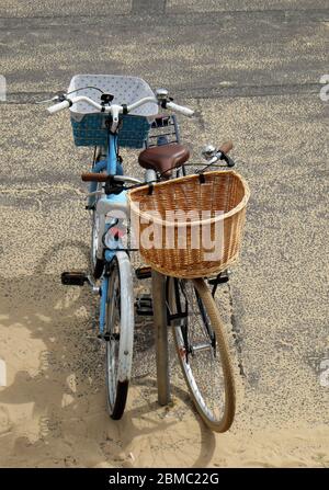 Deux vélos garés sur la plage de Cromer. Cromer, North Norfolk, Angleterre, Royaume-Uni Banque D'Images