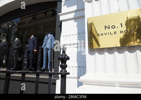 Gieves & Hawkes - tailleur de gentlemen / boutique de couture avant et vitrine au numéro 1, Savile Row, Londres Royaume-Uni. Le panneau de rue Westminster est attaché aux balustrades. (118) Banque D'Images