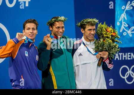 Ian Thorpe (AUS) -C- remporte la médaille d'or avec le médaillé d'argent Pieter van den Hoogenband (NED) -L- et Michael Phelps (USA) dans le Me des hommes 200 Banque D'Images