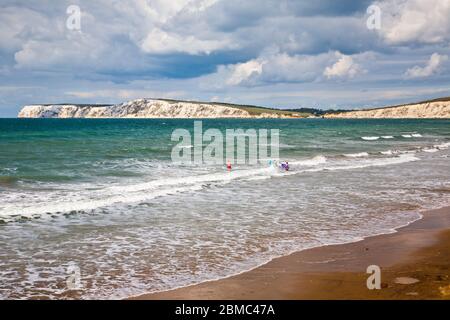 Les gens qui apprécient le surf à Compton Beach sur l'île de Wight Banque D'Images