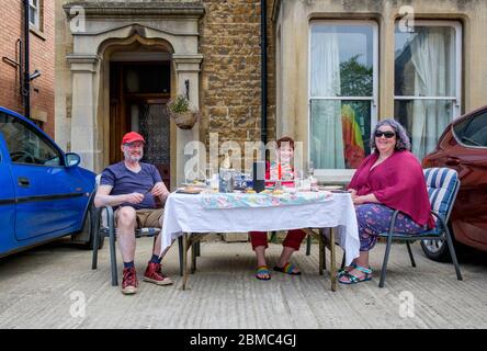 Chippenham, Wiltshire, Royaume-Uni, 8 mai 2020. Une famille est photographiée en train de prendre le thé de l'après-midi dans son lecteur en face de l'hôtel, alors qu'elle commémorera le 75e anniversaire de la Ve journée . Credit: Lynchpics/Alay Live News Banque D'Images