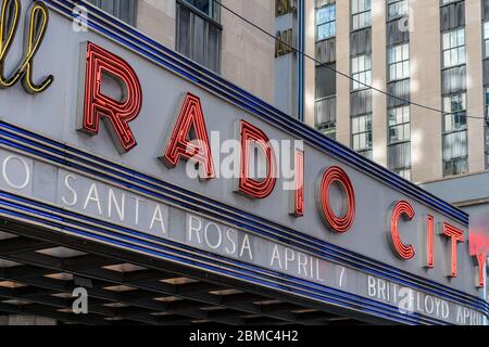 Marquise du radio City Music Hall, sur la 6e Avenue, à New York. Banque D'Images