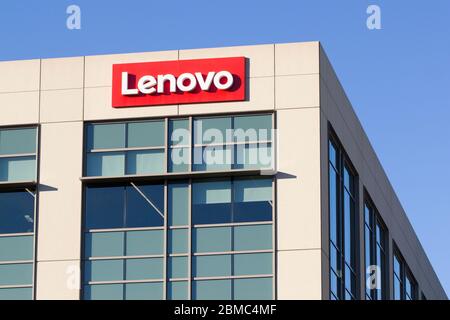 Le panneau Lenovo est visible au bureau de Lenovo Santa Clara le 7 février 2020. Lenovo Group Limited est une société chinoise multinationale de technologie. Banque D'Images