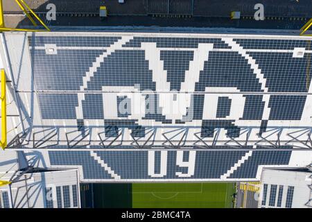 Dortmund, Allemagne. 2020 mai 08.05.2020. Firo: 2019, football, 1.Bundesliga, saison 2020/04, BVB, Borussia Dortmund, signal de stade IDUNA PARK, drone, image de drone, vue aérienne, before DERBY, Revierderby BVB - Schalke 19, redémarrage de la Bundesliga après interruption par CORONA, COVID- , vue aérienne, BVB, utilisation graphique de toit, BVB, modèle, logo de crédit, BVB, construction de toit, actualités en direct de dpa/Alay Banque D'Images